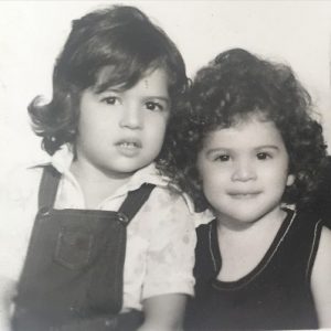 عکس ویشکا آسایش و خواهرش آویسا در کودکی