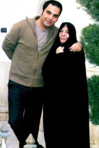 احسان عیخانی و مادرش