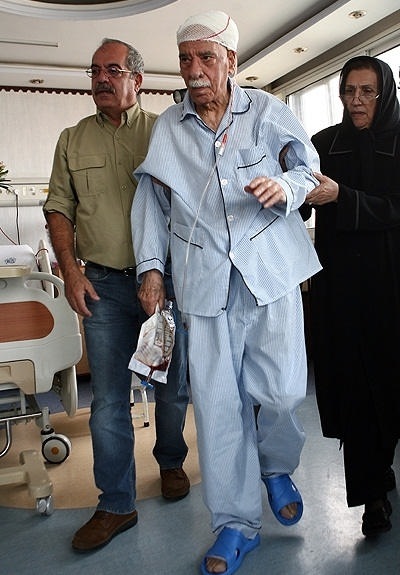 عکس همسر عطالله بهمنش در بیمارستان در حال پرستاری از وی