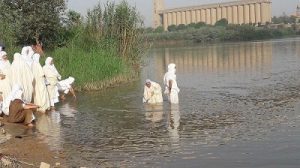 مراسم تعمید صابئین مندایی در رودخانه کارون اهواز به مناسبت عیدپاک (دهواربا) و آغاز سال مندایی