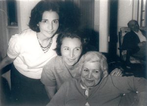 مه لقا ملاح (نفر وسط) و مهرانگیز ملاح در کنار مادرشان