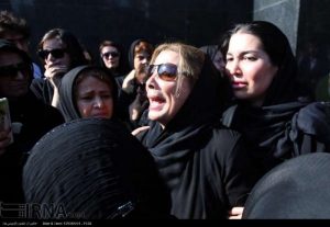 همسر ابوالحسن تهامی نژاد در مراسم خاکسپاری مادرش