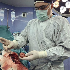 عکس دکتر مسعود صابری در حین جراحی