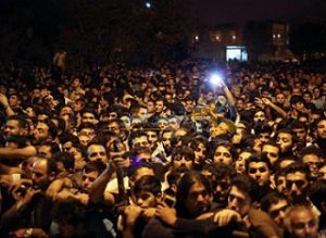 جمعیت منتظر برای اجرای حکم اعدام قاتل آتنا