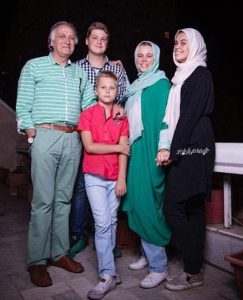 عکس احمد نجفی و همسرش و فرزندانشان