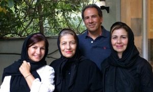 عکس لیلی رشیدی در کنار برادر مادر و عروسشان
