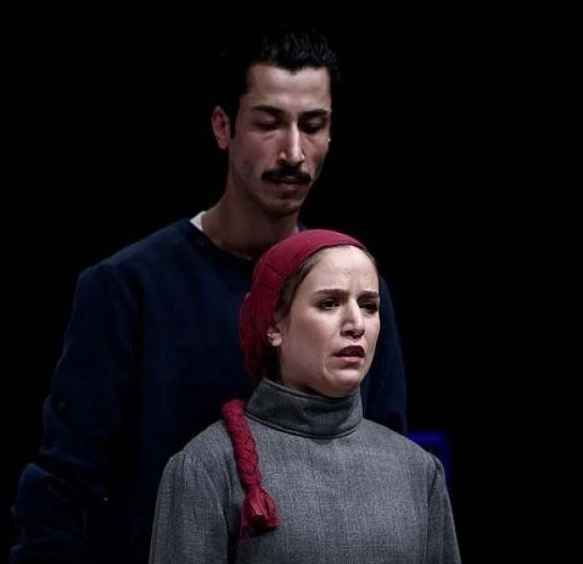 ستاره پسیانی و بهرام افشاری در نمایش کامنت به کارگردانی یوسف باپیری