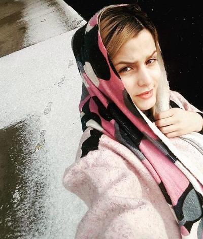 غزاله اکرمی بازیگر نقش آوا در سریال هست و نیست