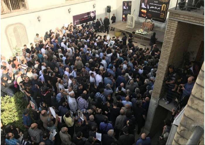 حضور مردم در خانه سینما برای مراسم تشیع ناصر ملک مطیعی