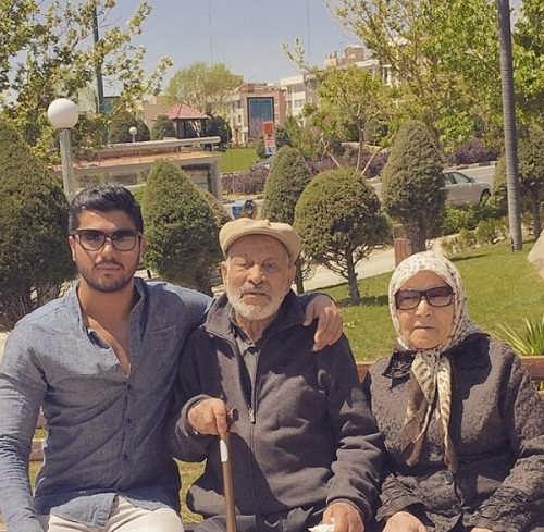 عکس های سینا مهراد با پدر بزرگ و مادربزرگش