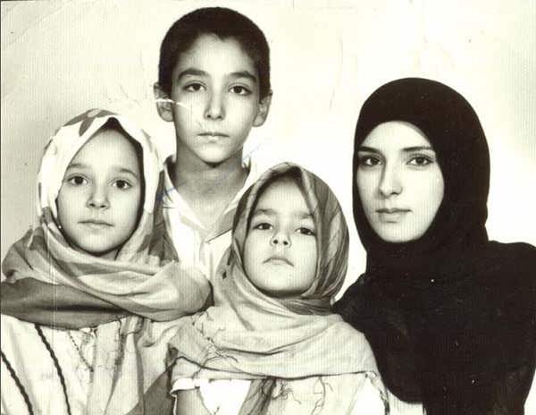 عکس هدی جراح در کنار مادر خواهر و برادرش