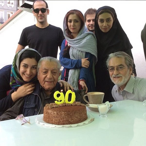 عکس عزت الله انتظامی در کنار خانواده اش