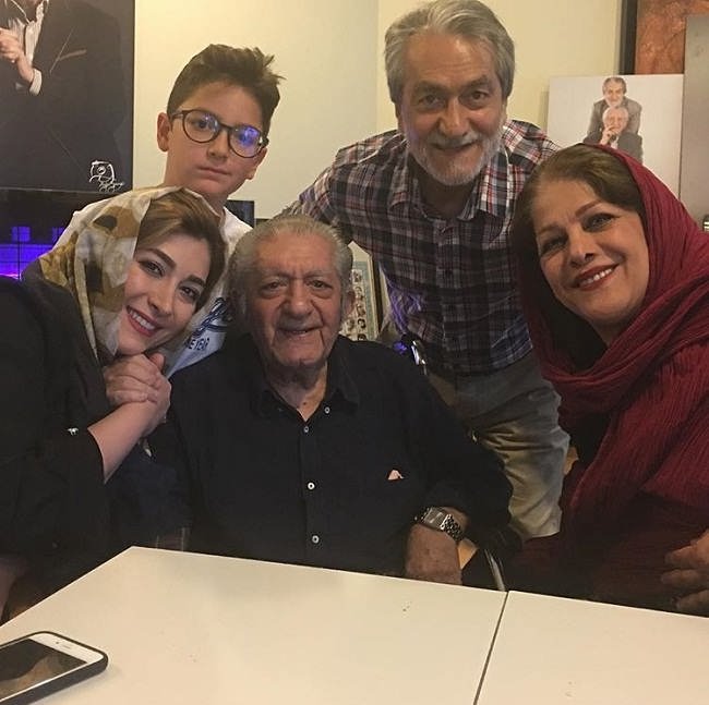 عکس عزت الله انتظامی در کنار پسرش و خانواده اش