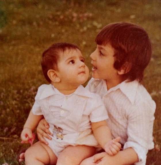 عکس کودکی آرش مجیدی در کنار خواهرش