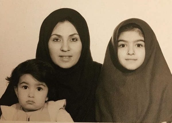 عکس کودکی الهام طهموری و مادرش و خواهرش افسانه طهموری