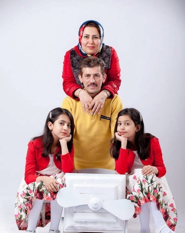 عکس سیروس همتی و همسرش لیلا نوری در کنار دخترانشان