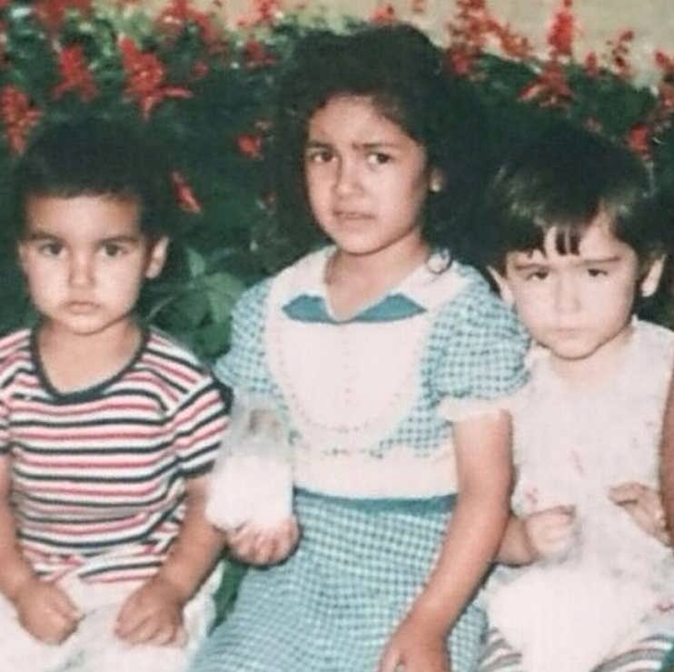 عکس کودکی زیبا بروفه در کنار خواهر و برادرش