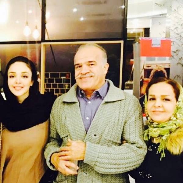 عکس المیرا دهقانی بازیگر در کنار پدر و مادرش۱۱