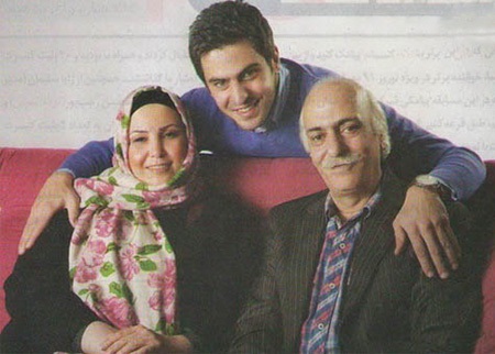 عکس علی ضیاء و پدر و مادرش