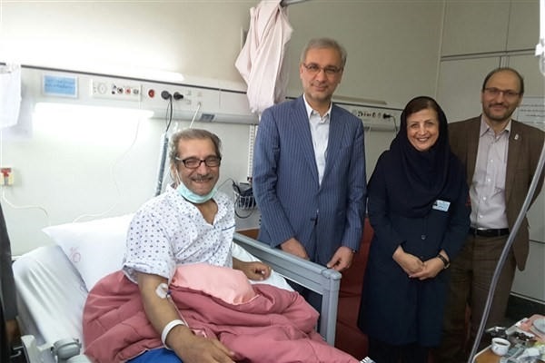 عیادت معاون وزیر بهداشت از محب اهری در بیمارستان