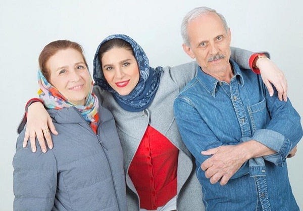 عکس سحر دولتشاهی همسر دوم رامبد جوان در کنار پدر و مادرش