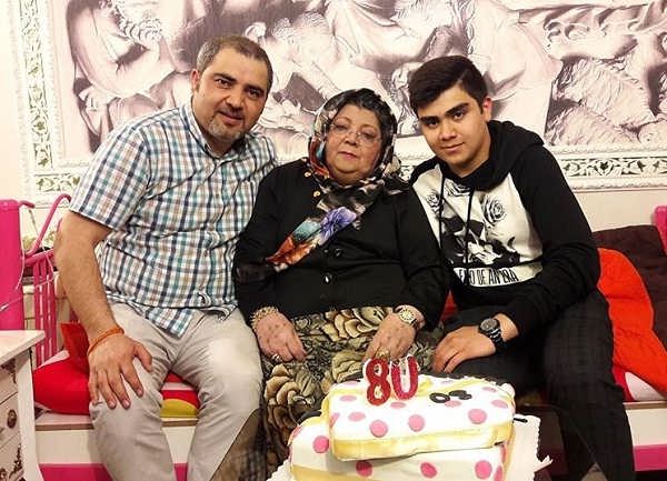عکس اتابک نادری در کنار مادرش