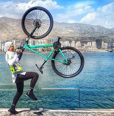 عکس لیدا کاوه در حال دوچرخه سواری