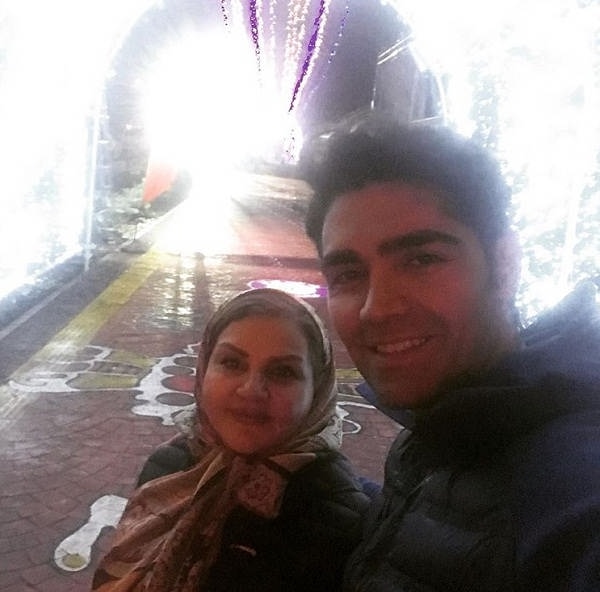 عکس شهاب شادابی بازیگر نقش سهیل در سریال بوی باران در کنار مادرش