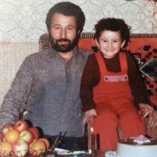 عکس کودکی فائزه عزیزخانی دختر شیرین آقاکاشی در کنار پدرش