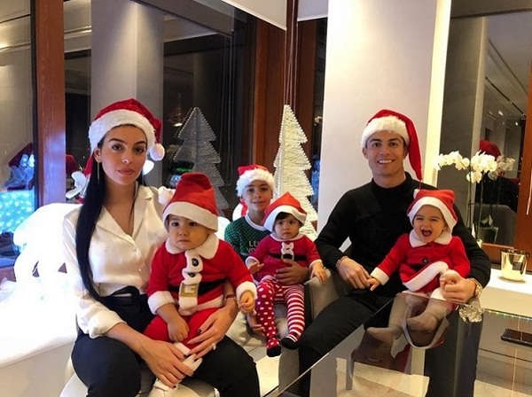 عکس رونالدو و خانواده اش در شب کریسمس