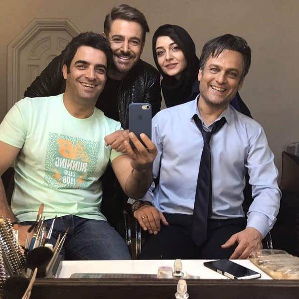 محمدرضا گلزار و ساره بیات و حسین یاری و منوچهر هادی در پشت صحنه سریال عاشقانه
